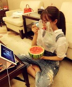 女汉子吃瓜的视频,辣味十足，笑料连连